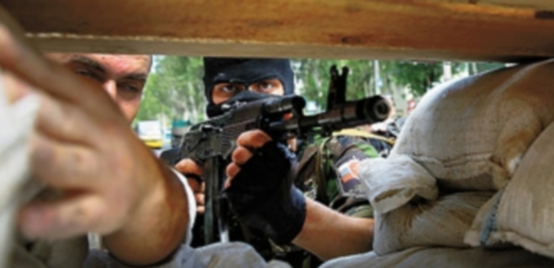 Los milicianos insurgentes toman posiciones para prevenir otra ofensiva. / Reuters