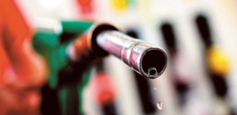 El consumo de gasolina y gasóleo se dispara durante el período estival gracias a que la crisis obliga a muchos españoles a practicar ‘turismo nacional’.