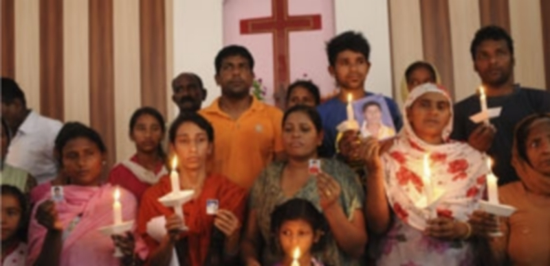 Familiares de 120 ciudadanos de India atrapados por la crisis en Irak velan por ellos. / Efe