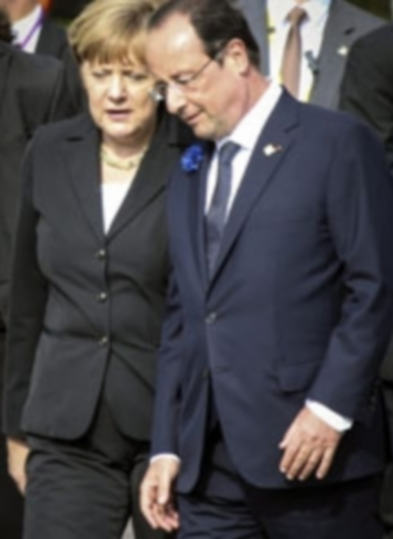 Angela Merkel conversa con François Hollande durante un encuentro. / Efe