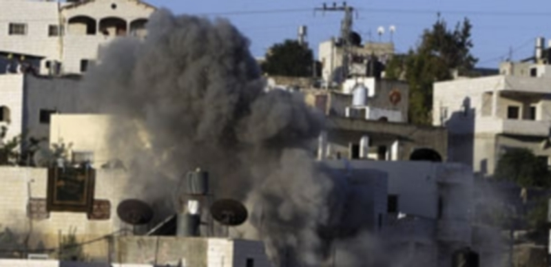 Una columna de humo se desprende de la casa del palestino Ziad Awad en el poblado de Idhna