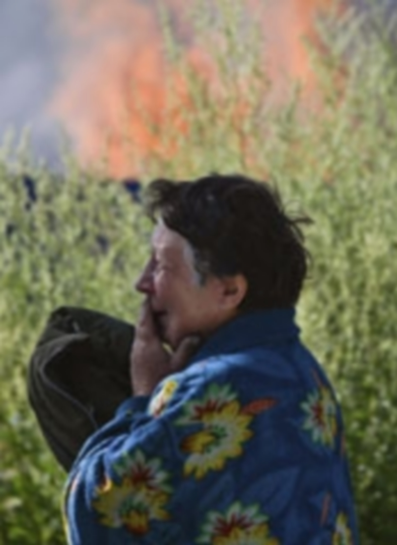 Una mujer llora asustada tras el bombardeo de la estación de autobuses. / Efe