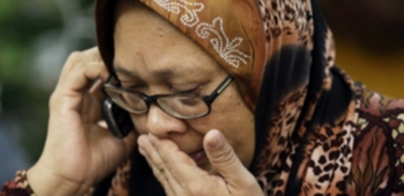 Mariano Rajoy atiende a los medios tras la primera jornada de la Cumbre europea celebrada ayer. / Efe