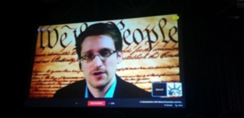 Snowden se dirigió a los congregados a través de videoconferencia