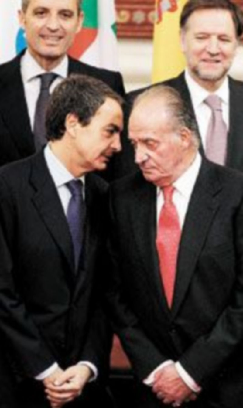 El presidente Zapatero charla con el Rey durante el posado para la foto oficial. / EFE