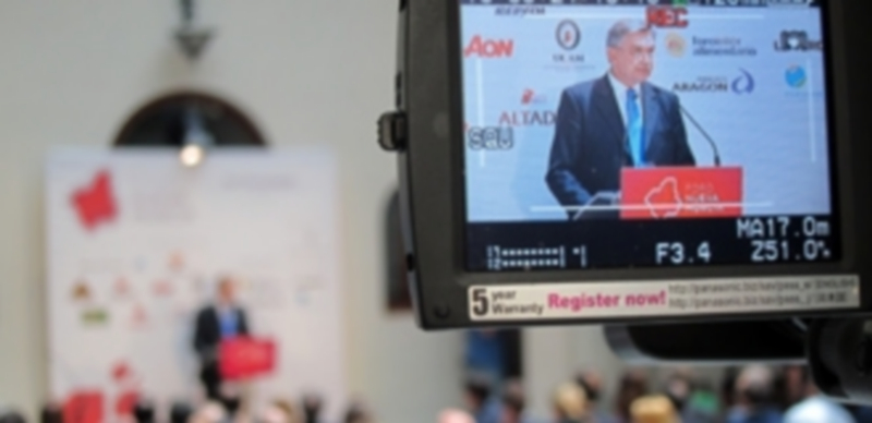 Un cámara de televisión graba la conferencia del embajador de la Federación Rusa en España