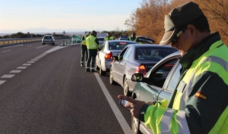 El 32 por ciento de los controles de drogas al volante son positivos 1 La Guardia Civil durante una de las campañas de control de consumo de drogas y alcohol al volante. / Europa Press