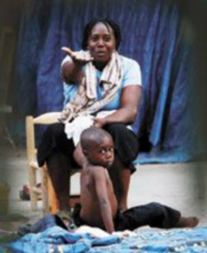 Una superviviente y su hijo malviven en la calle tras haberlo perdido todo./EFE