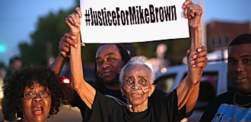 La comunidad negra de Ferguson no ha cesado su lucha por la justicia para Brown desde su muerte hace un año. / Efe