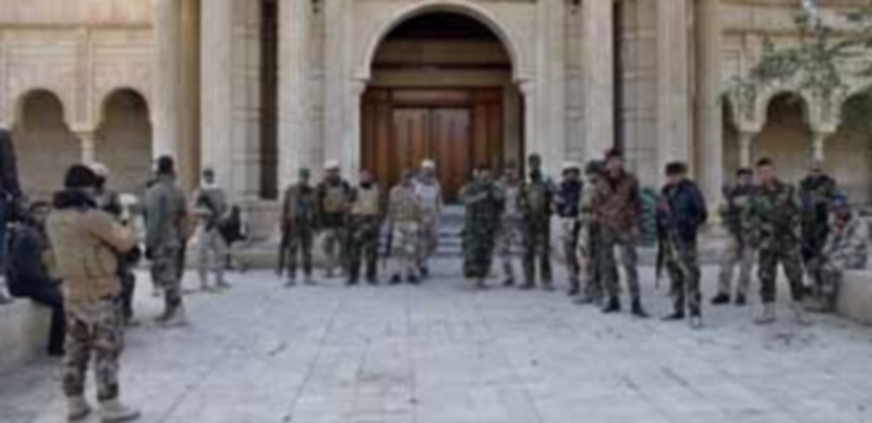 Soldados iraquíes posan junto a la puerta Anbar