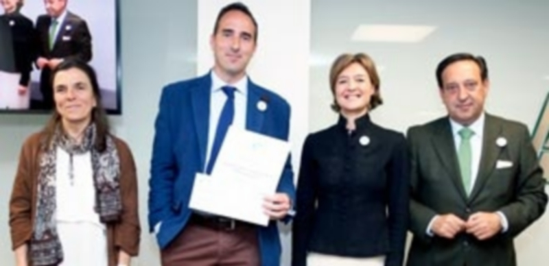 “El sector alimentario ha hecho de España una potencia mundial” 1 La ministra Isabel García Tejerina y el presidente de Asaja