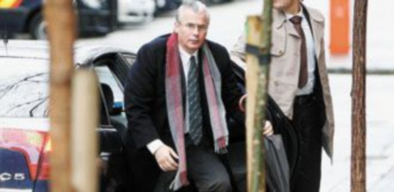 El magistrado de la Audiencia Nacional Baltasar Garzón sale de su vehículo rumbo a su despacho. / Efe