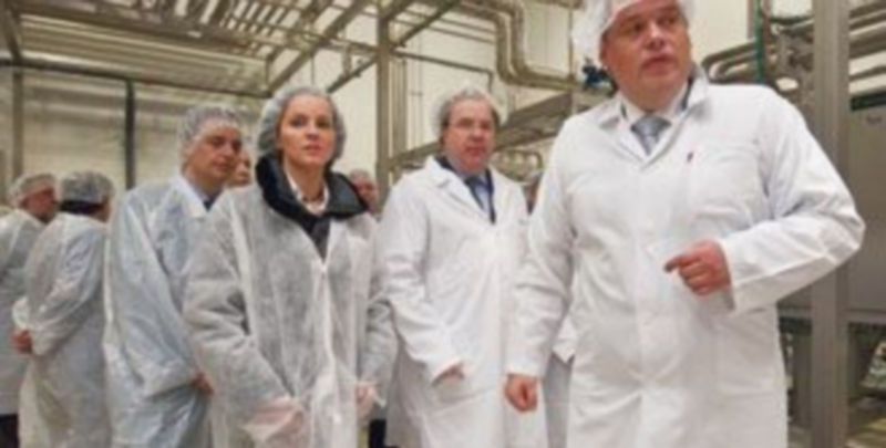 Silvia Clemente (i) y Herrera (c) acompañan a Roberto Angulo