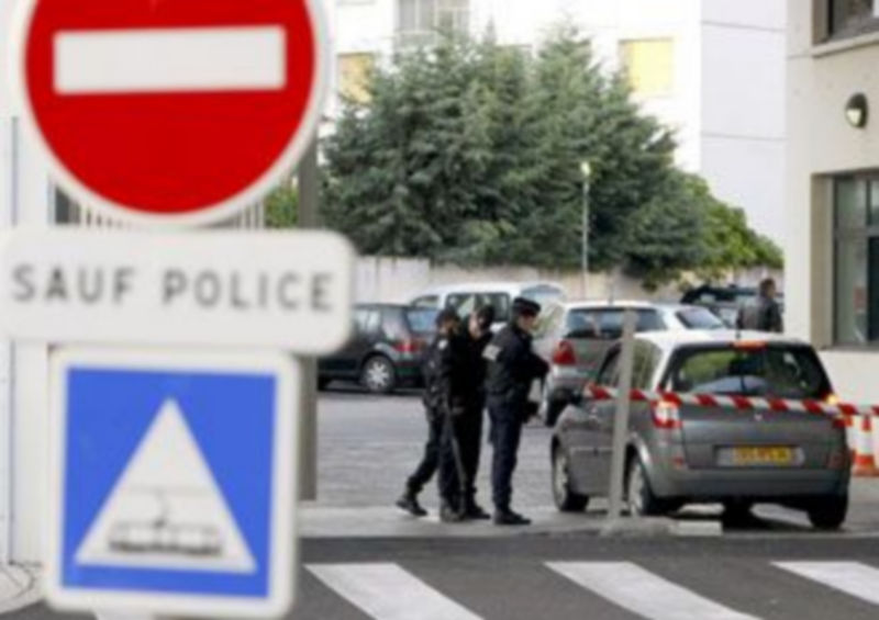 Varios policías controlan la entrada de la comisaría francesa de Montpellier