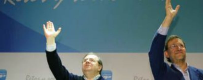 Juan Vicente Herrera (i) y Mariano Rajoy reciben los aplausos de los asistentes a la convención ‘Retos y Soluciones’ durante su clausura. / Ical