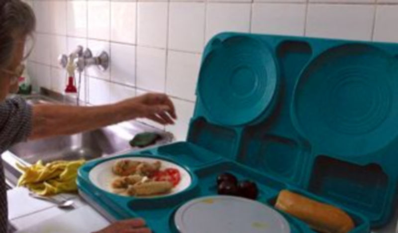 Una mujer recibe uno de los servicios de ayuda a domicilio. / Antonio Bartolomé