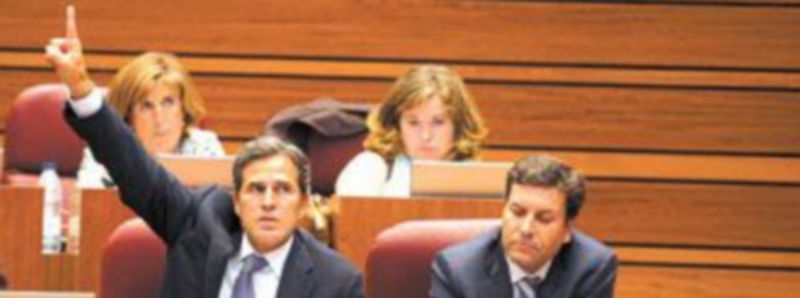 Votación de la bancada ‘popular’ de una de las leyes aprobadas ayer por las Cortes. / ICAL