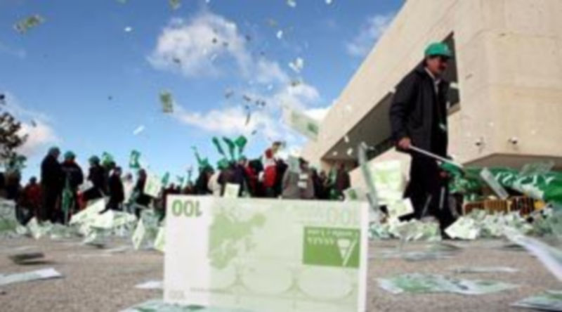 Los sindicatos agrarios lanzaron billetes falsos frente a las Cortes regionales en protesta por los presupuestos para el campo. / Ical