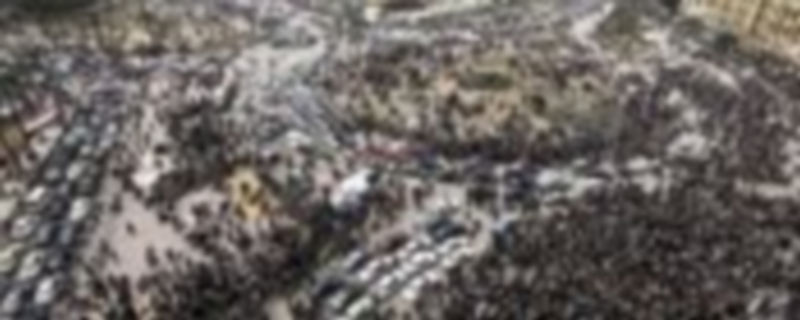 Miles de manifestantes se niegan todavía a irse de la plaza Tahrir hasta que la junta militar no derogue la Ley de Emergencia. / Efe.