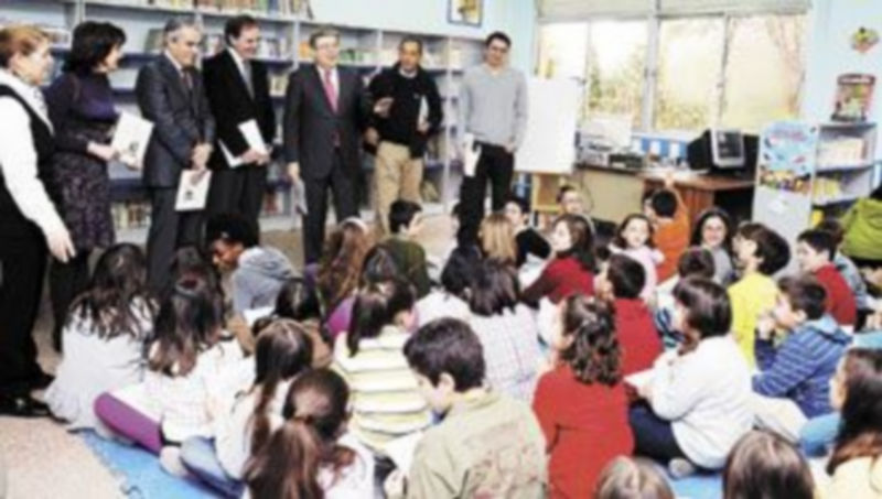 José Manuel Fernández Santiago presenta ante los escolares ‘Mi primer Delibes’