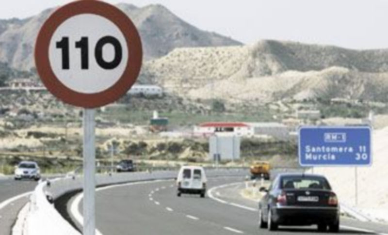 La reducción de la velocidad de 120 a 110 kilómetros por hora en vías rápidas se aplicó a partir de las seis de la mañana de ayer. / Efe