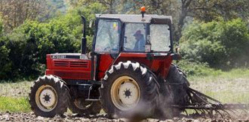 Llenar el depósito del tractor constituye actualmente uno de los desembolsos más importantes que el agricultor destina a medios de producción. / Valdivielso
