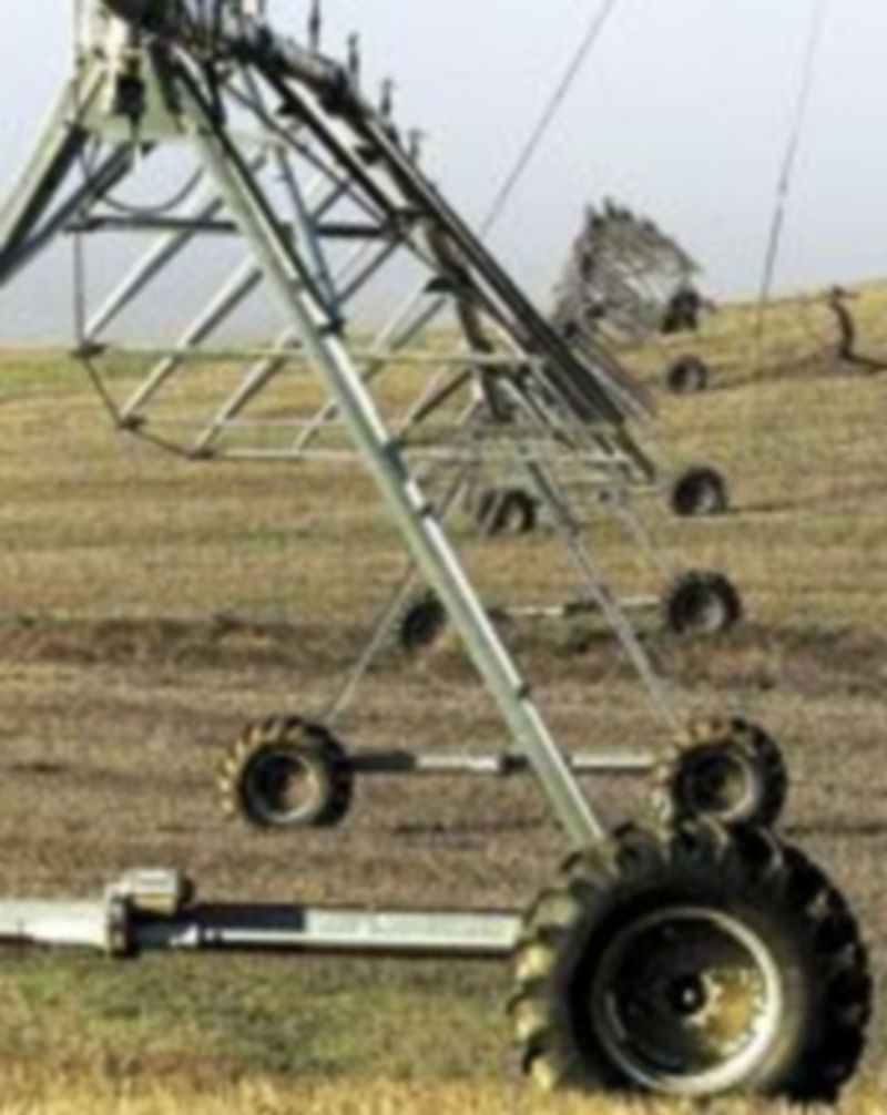 Los regantes soportan unas facturas que en los últimos tres años se han incrementado hasta un 80%. / Luis López Araico