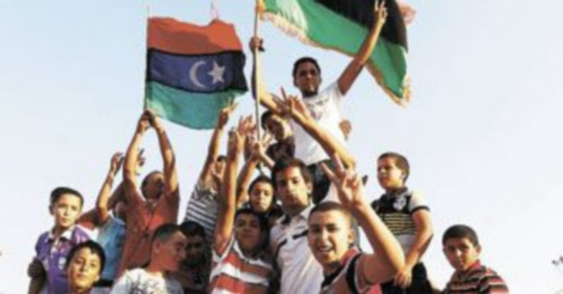 Niños y jóvenes celebran la llegada de las tropas insurgentes en la capital libia