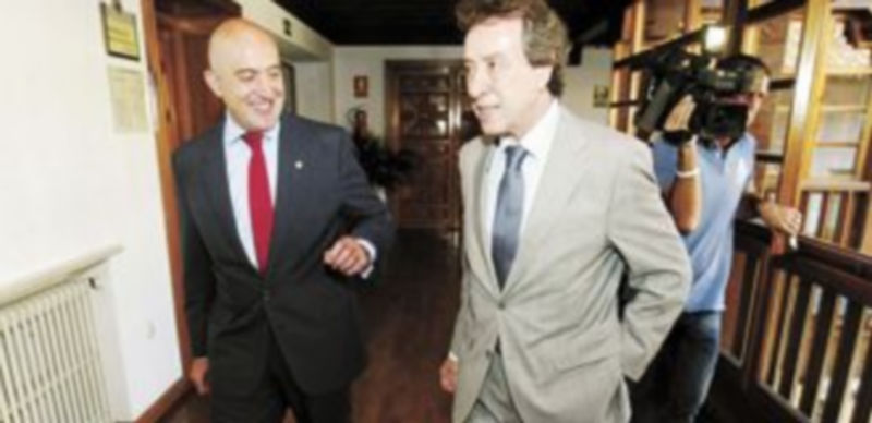 Jesús Julio Carnero (i) y José Antonio de Santiago-Juárez