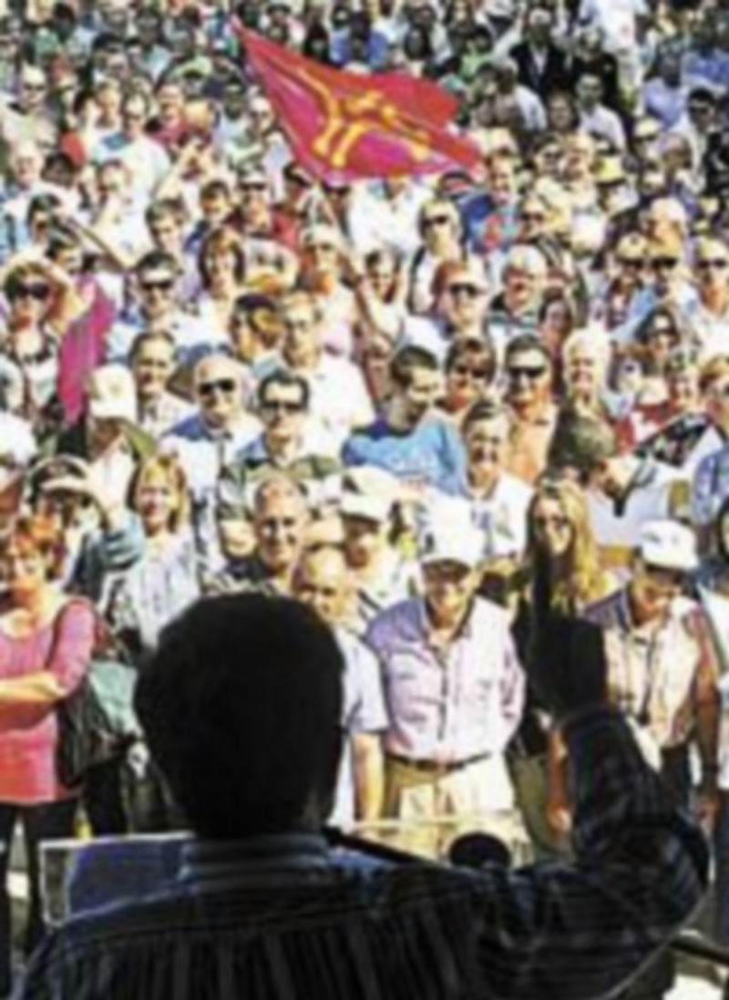 Revilla habla a los asistentes.