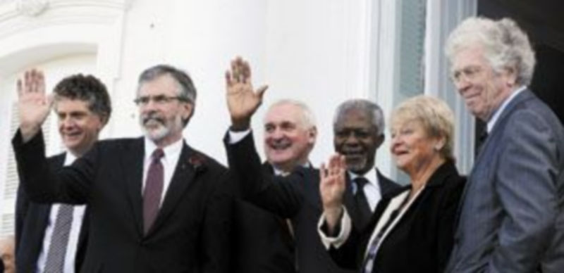 Los seis ‘facilitadores’ saludan tras escuchar las reinvindicaciones de partidos y agentes sociales