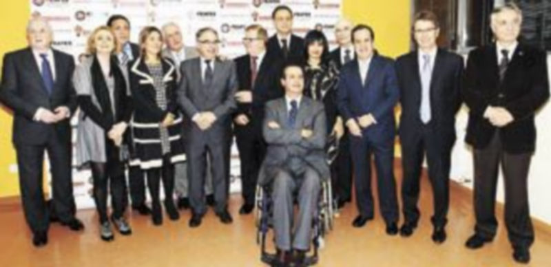 Los consejeros de Familia y Sanidad posan junto a otras autoridades y los premiados por Feafes