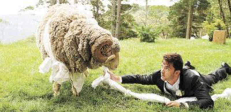 Fotograma de ‘Una boda de muerte’. / Deaplaneta