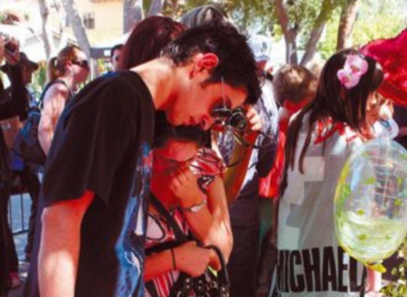 Dos fans se abrazan frente al monumento a Michael Jackson en Los Ángeles