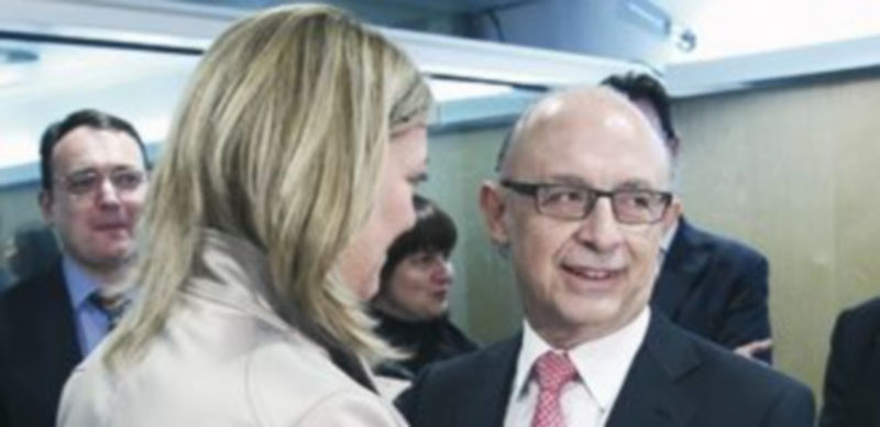 Del Olmo saluda al ministro Montoro antes de la última reunión del Consejo de Política Fiscal. / Ical.