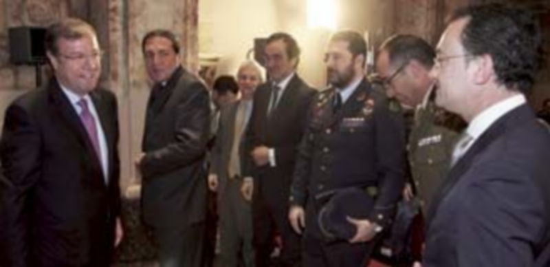 Los consejeros Antonio Silván (i) y Antonio Sáez (2i) reciben a los participantes de las jornadas sobre el 112. / E. M. (Ical)