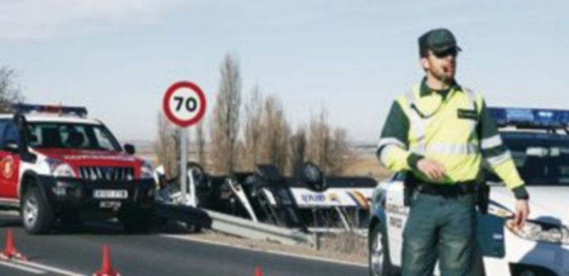 El accidente de un autobús escolar se registró en la localidad abulense de Villanueva del Aceral. / Ical.