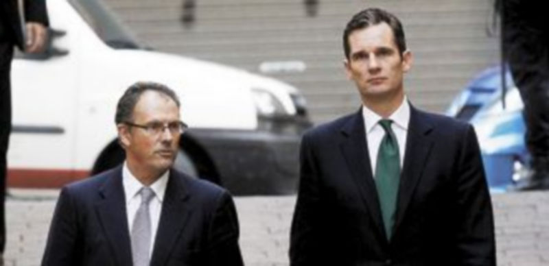 Iñaki Urdangarín sale de los juzgados de Palma acompañado de su abogado. / Reuters.