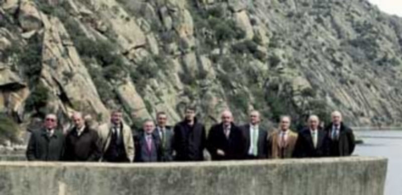 Los integrantes del Consejo Consultivo de Iberdrola en Castilla y León posan en el embalse de Aldeadávila.