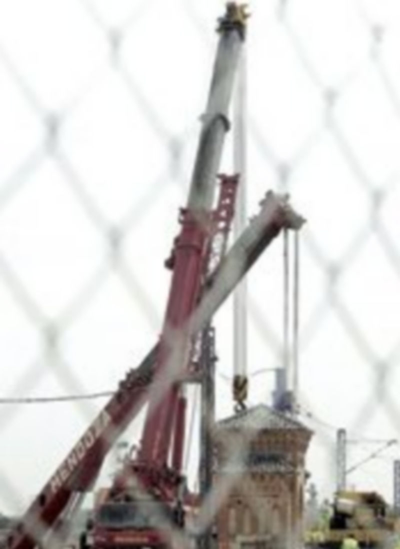 Varios operarios realizan trabajos en una obra pública en la Comunidad. / Ical