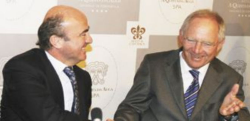 El ministro de Economía español saluda a su homólogo alemán antes de empezar el seminario sobre Europa en Santiago de Compostela. / Reuters