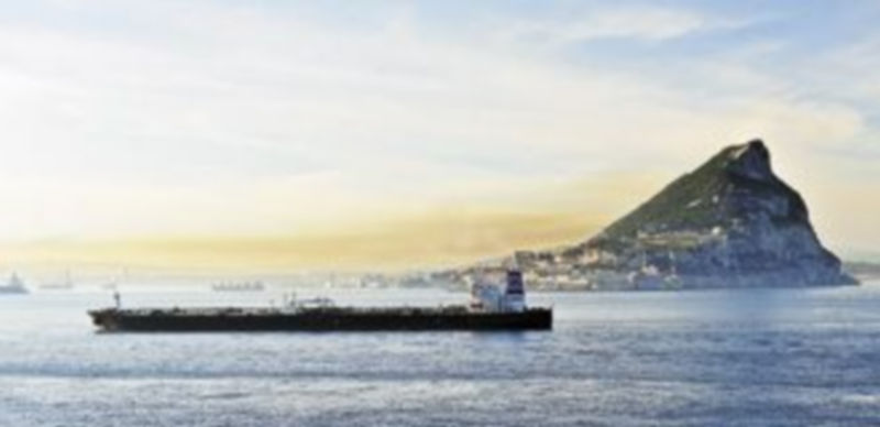 El Gobierno de Gibraltar ha decidido revocar el permiso a los pescadores españoles en aguas que la colonia reclama como propias.