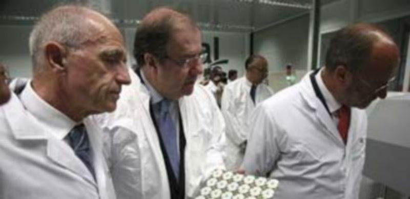 Herrera (c) visitó la planta de Indal junto al alcalde