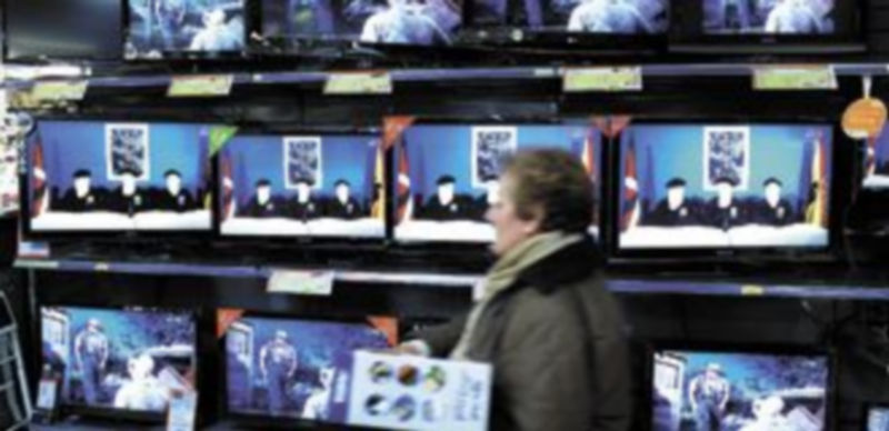 Los actuales dirigentes de la cúpula etarra fueron los encargados de leer el comunicado del fin de la actividad terrorista hace siete meses y medio. / Reuters