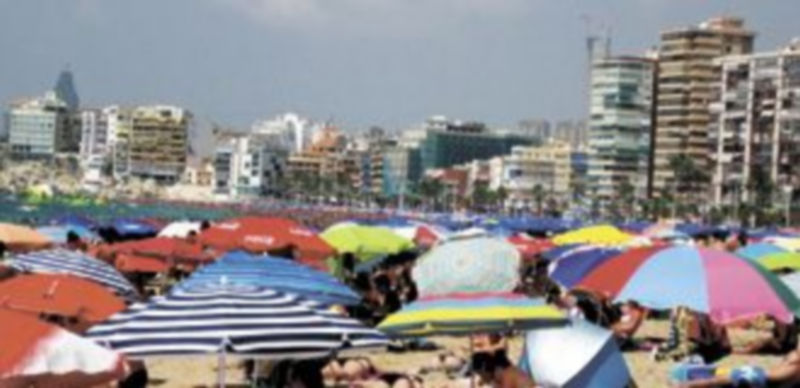 Las playas españolas han estado llenas de turistas durante el verano. / Europa Press