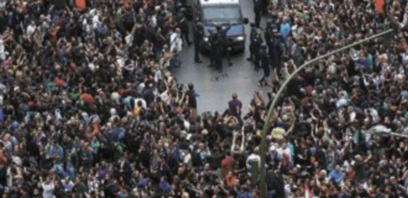 Los vehículos de los antidisturbios intentan hacerse hueco entre los miles de manifestantes. / Reuters