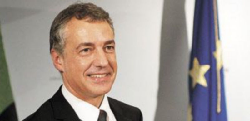 Íñigo Urkulli ejerce su derecho al voto en los comicios. / Reuters