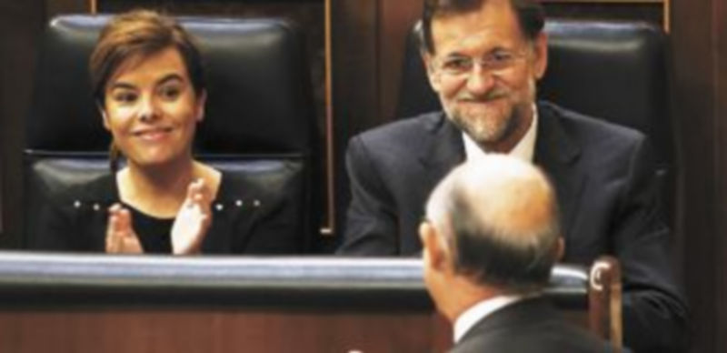 Soraya y Rajoy aplauden a Cristóbal Montoro