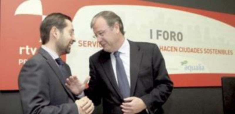 El consejero Silván (d) conversa con el director general de RTVCyL
