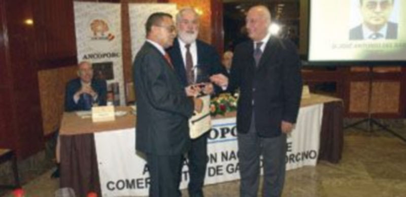 El segoviano Antonio del Barrio (izq.) recoge el galardón de manos del ministro Arias Cañete (centro). / El Adelantado